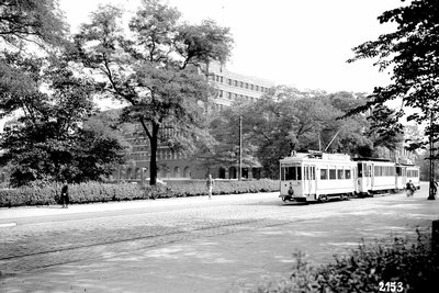 Alte Straßenbahn vor dem Rathaus