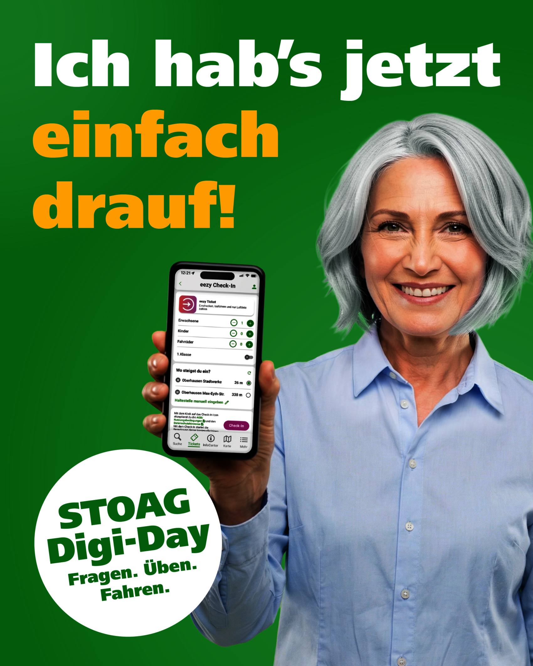 Eine ältere Frau hält ein Handy ins Blickfeld. Auf dem Display sieht man die Startseite von eezy.nrw in der STOAG App