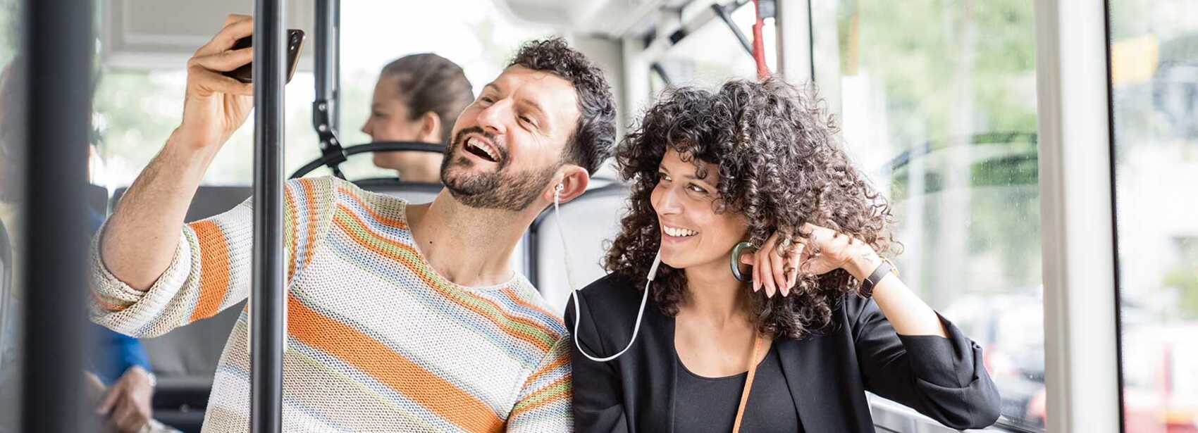 Personen nutzen WLAN im STOAG Bus