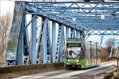 Eine Straßenbahn der STOAG fährt über die Blaue Brücke von Oberhausen