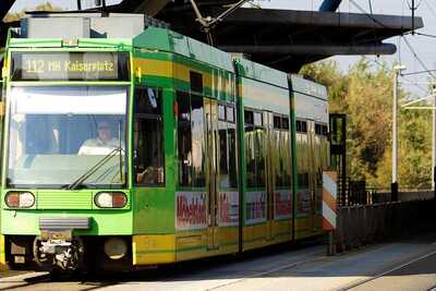 Eine Straßenbahn der STOAG mit Möbelstadt Rück Werbung auf der linken Seite