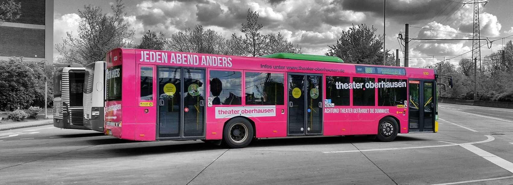Verkehrsmittelwerbung auf einem STOAG Fahrzeug