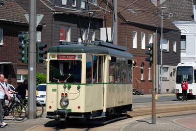 Triebwagen 888 fährt ab an der Haltestelle Neumarkt