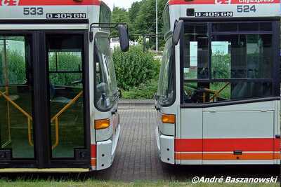 Zwei STOAG Fahrzeuge stehen sich gegenüber