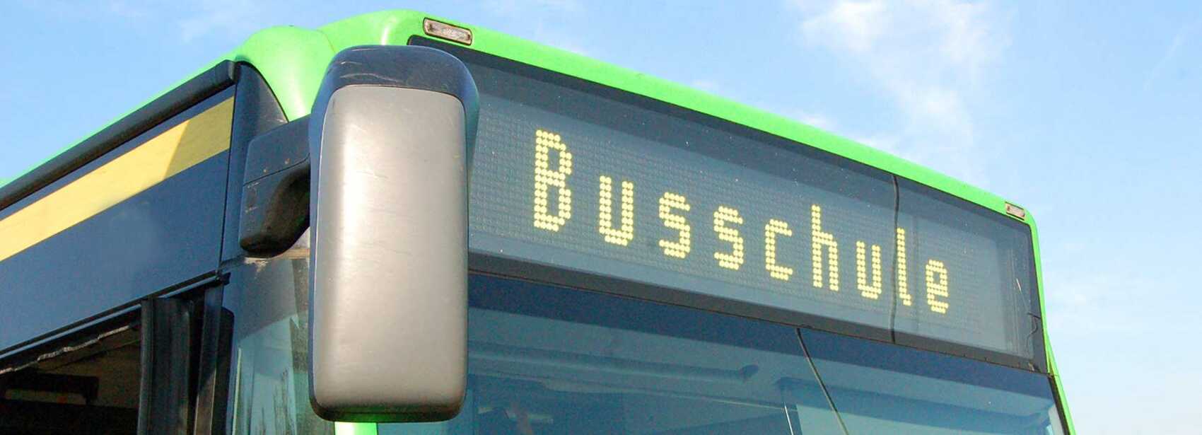 STOAG Bus mit Busschule als Aufschrift