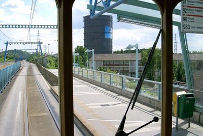 Der Blick aus der historischen Straßenbahn auf das Gasometer in Oberhausen
