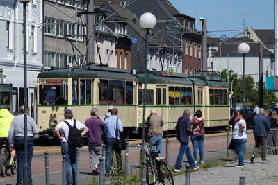 Triebwagen 888, dahinter Triebwagen 705 an der Haltestelle Neumarkt