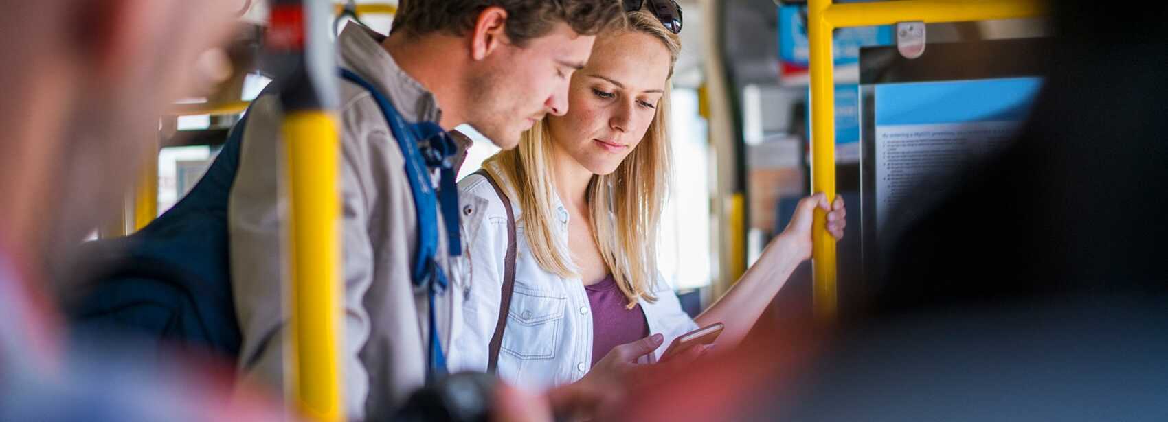 Frau schaut auf ihr Handyticket auf dem Smartphone