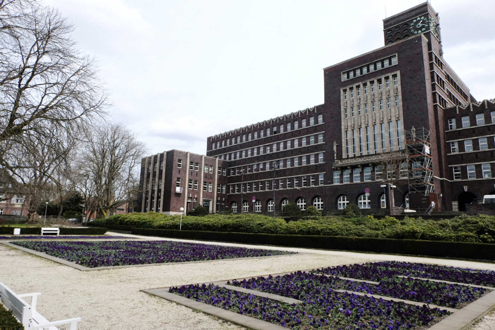 Rathaus Oberhausen mit Blumenbeet im Vordergrund