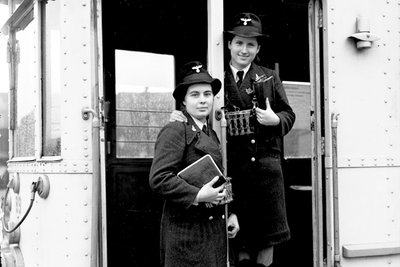 Zwei Damen mit Kassen im STOAG Fahrzeug