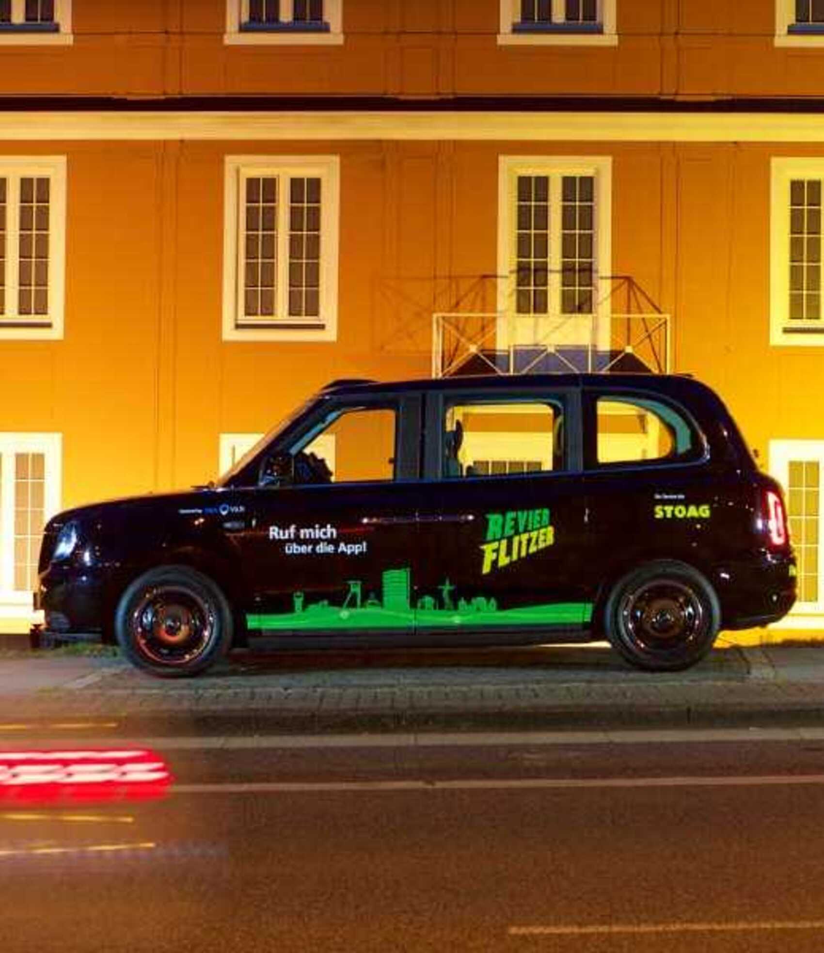 Revierflitzer STOAG vor dem Schloss Oberhausen