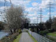 Fußweg zwischen Rhein-Herne-Kanal und Emscher in Oberhausen