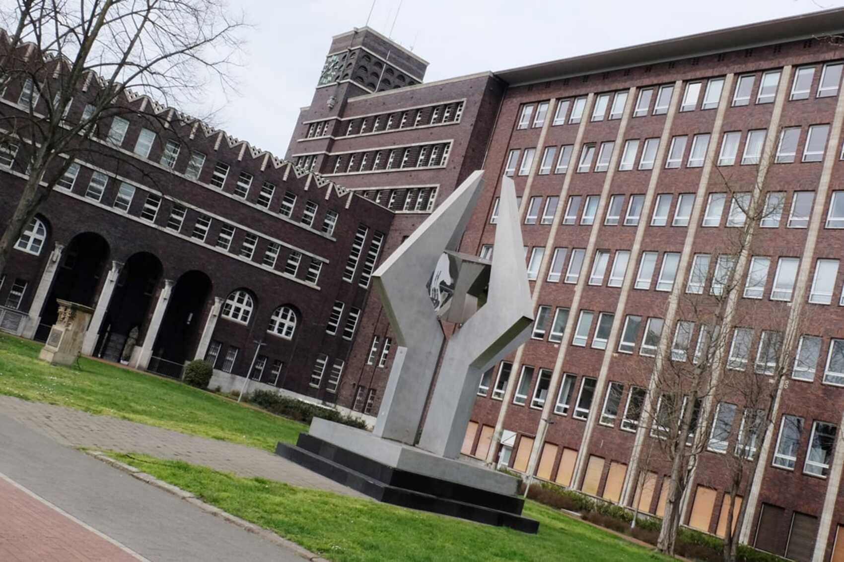 Stahlskulptur Adamas vor dem Rathaus Oberhausen