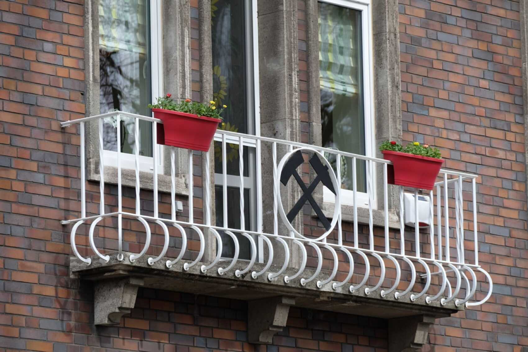 Balkon mit dem Emblem Schlaegel und Eisen