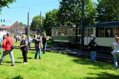 Fotgrafen am Kehrgleis Landwehr mit dem Treibwagen 25 und Triebwagen 888