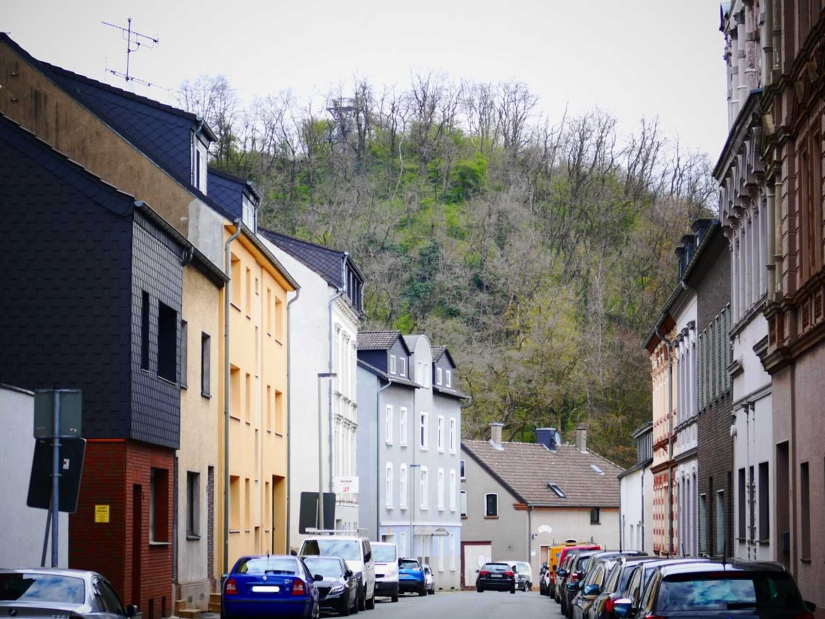 Blick in die Lippestrassse in Oberhausen, im Hintergrund die Knappenhalde