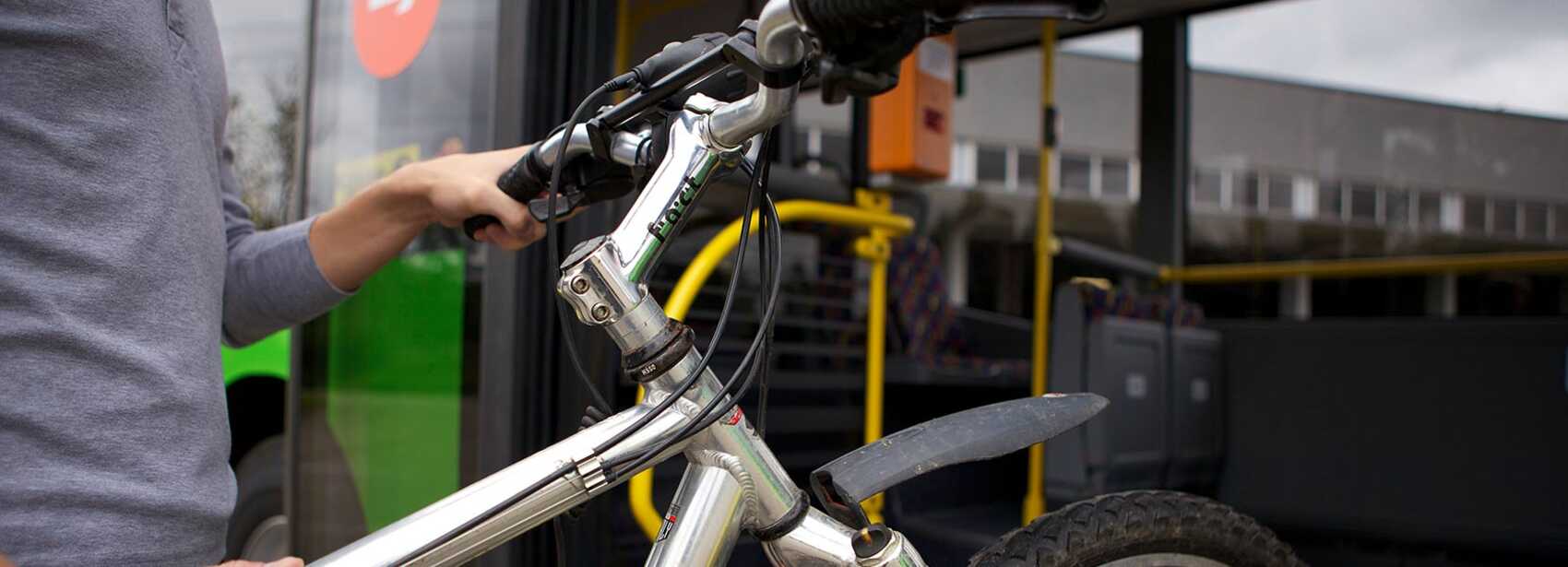 Einstieg in den STOAG Bus mit einem Fahrrad