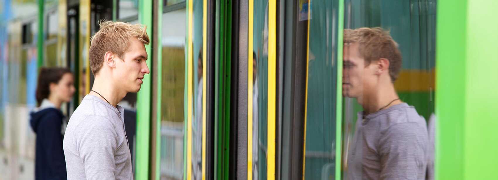 Junger Mann steigt in STOAG Fahrzeug