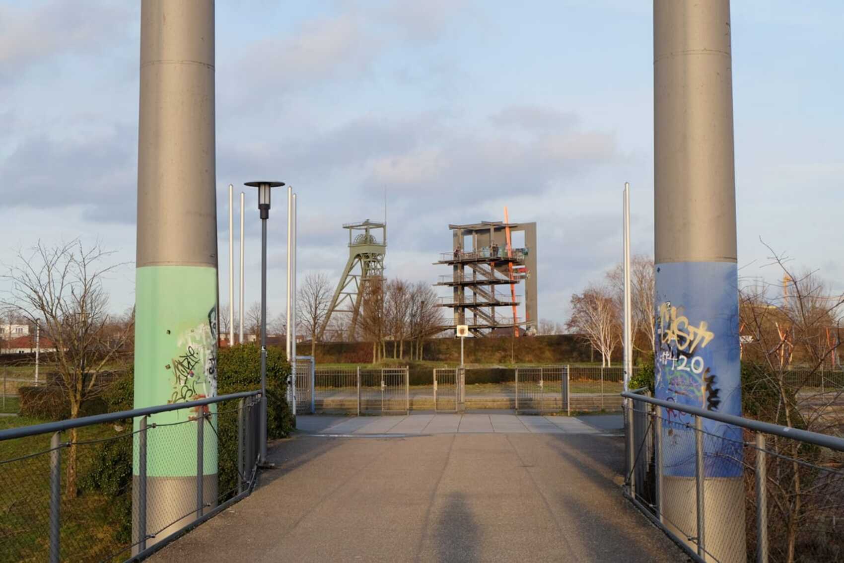 Fussgaengerbruecke von der Haltestelle Olga-Park in den Park