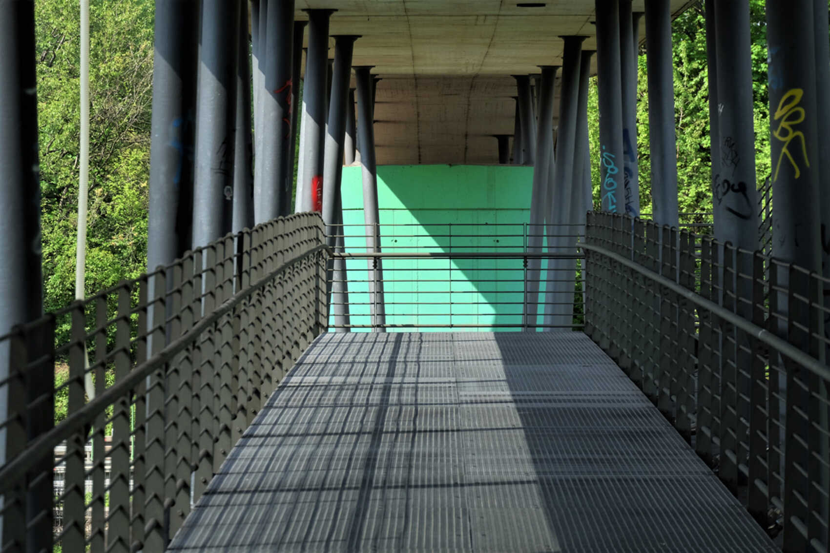 Geländer und Bodenplatte der Tausendfüßlerbrücke 