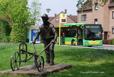 STOAG bus and statue