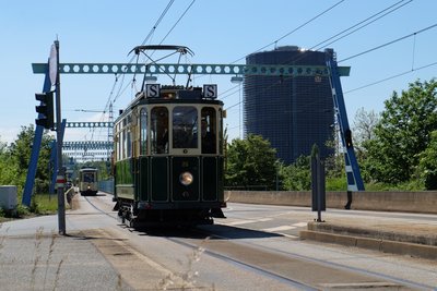 Railcar 25 on the public transport route, the gasometer in the background