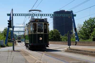 Triebwagen 25 auf der ÖPNV-Trasse, im Hintergrund der Gasometer