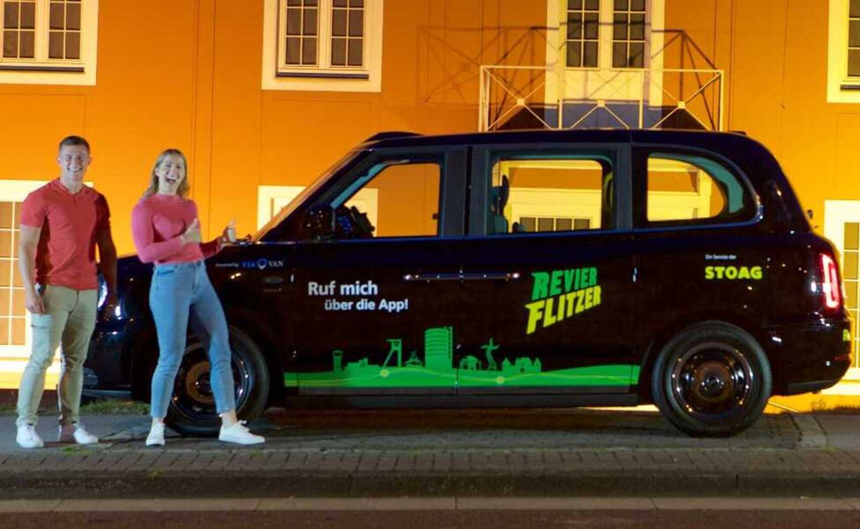 Zwei Personen vor dem Revierflitzer