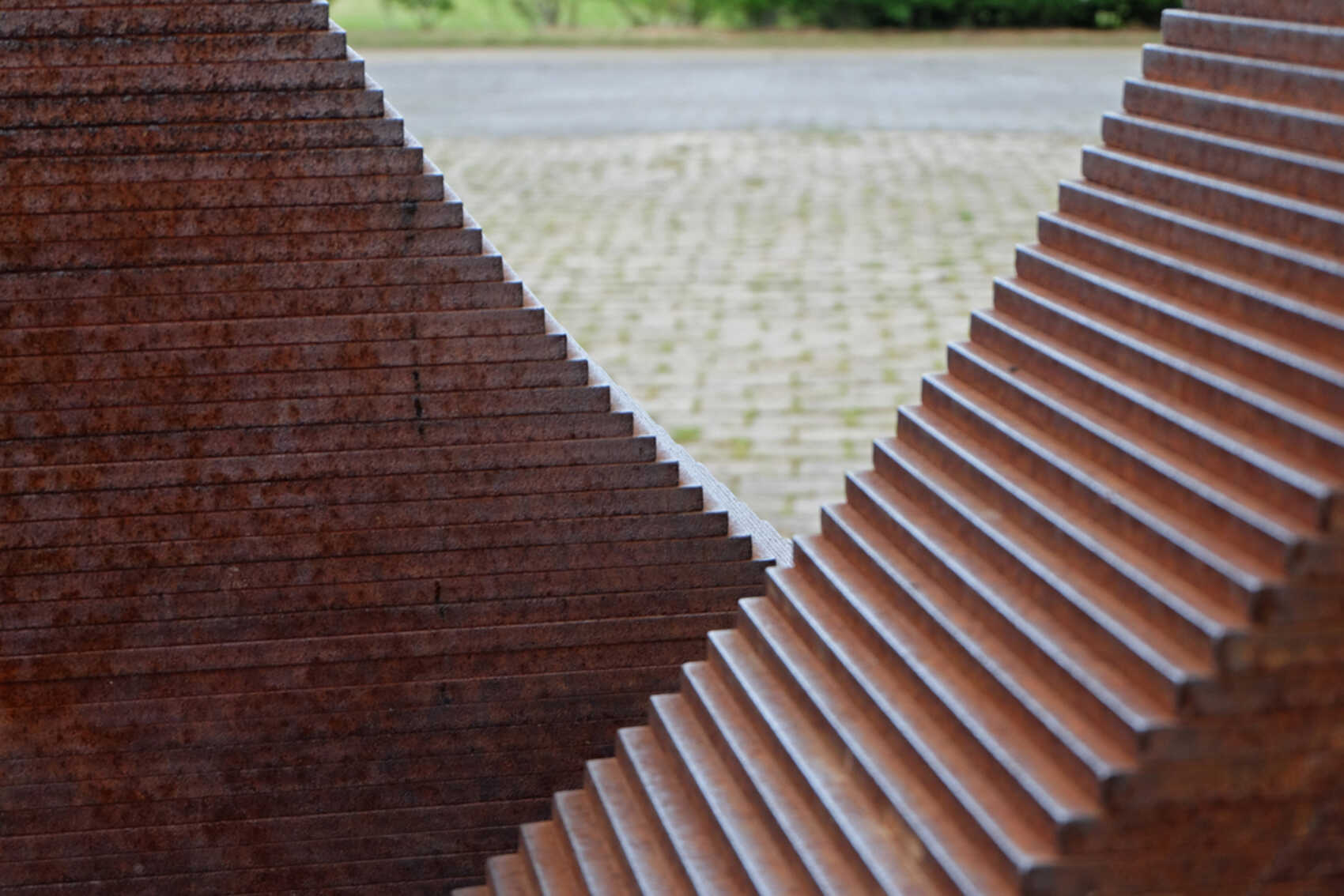 Zwei Stahlplatten bilden ein V