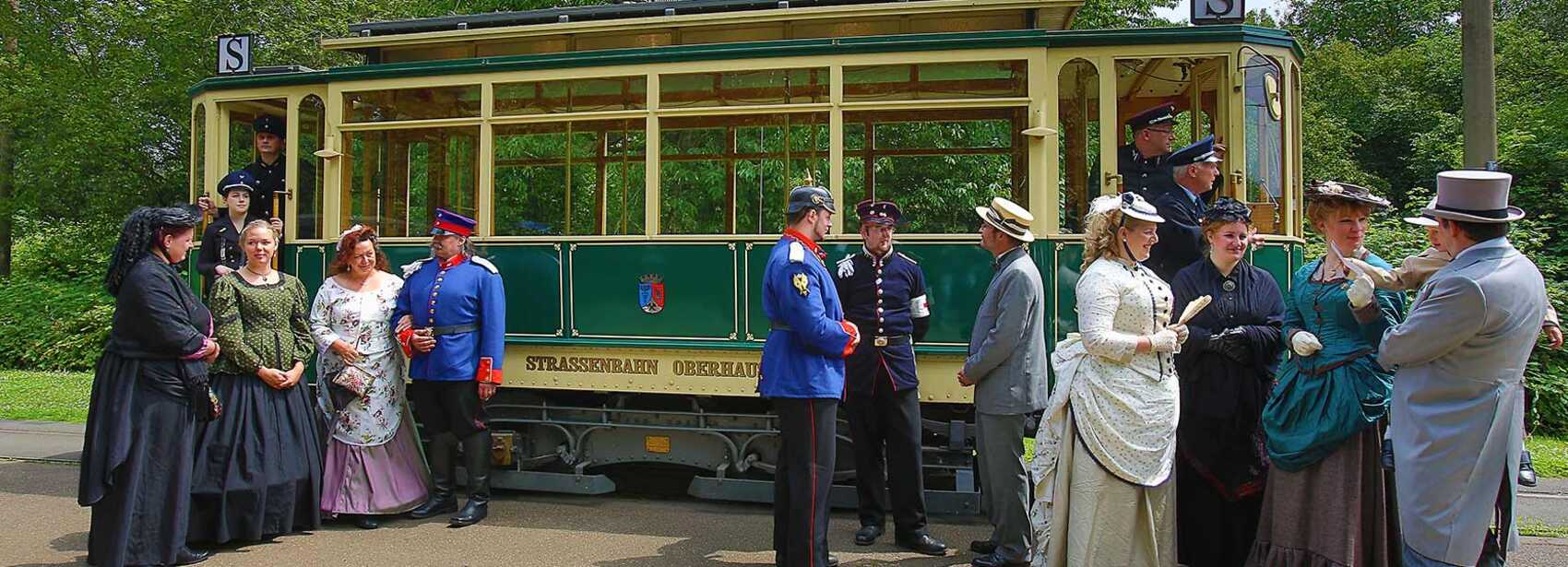Historische Straßenbahn mit Personen