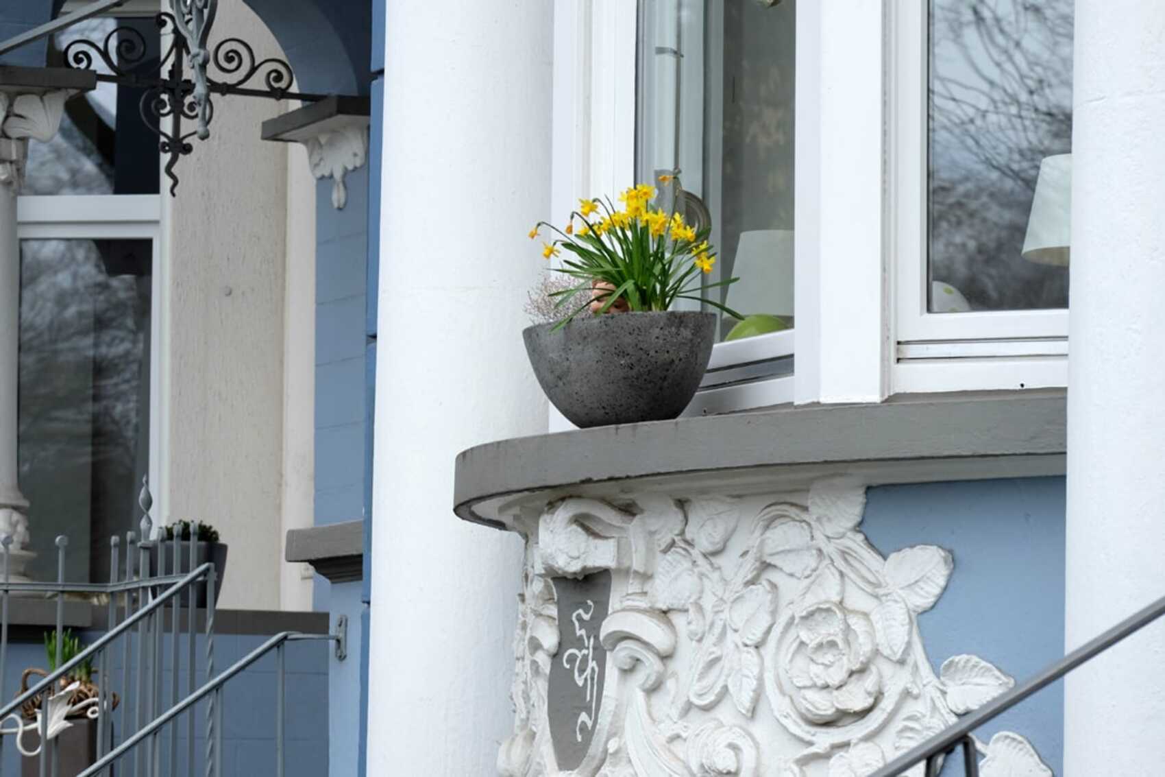 Fensterbank mit Ornamenten und Blumentopf