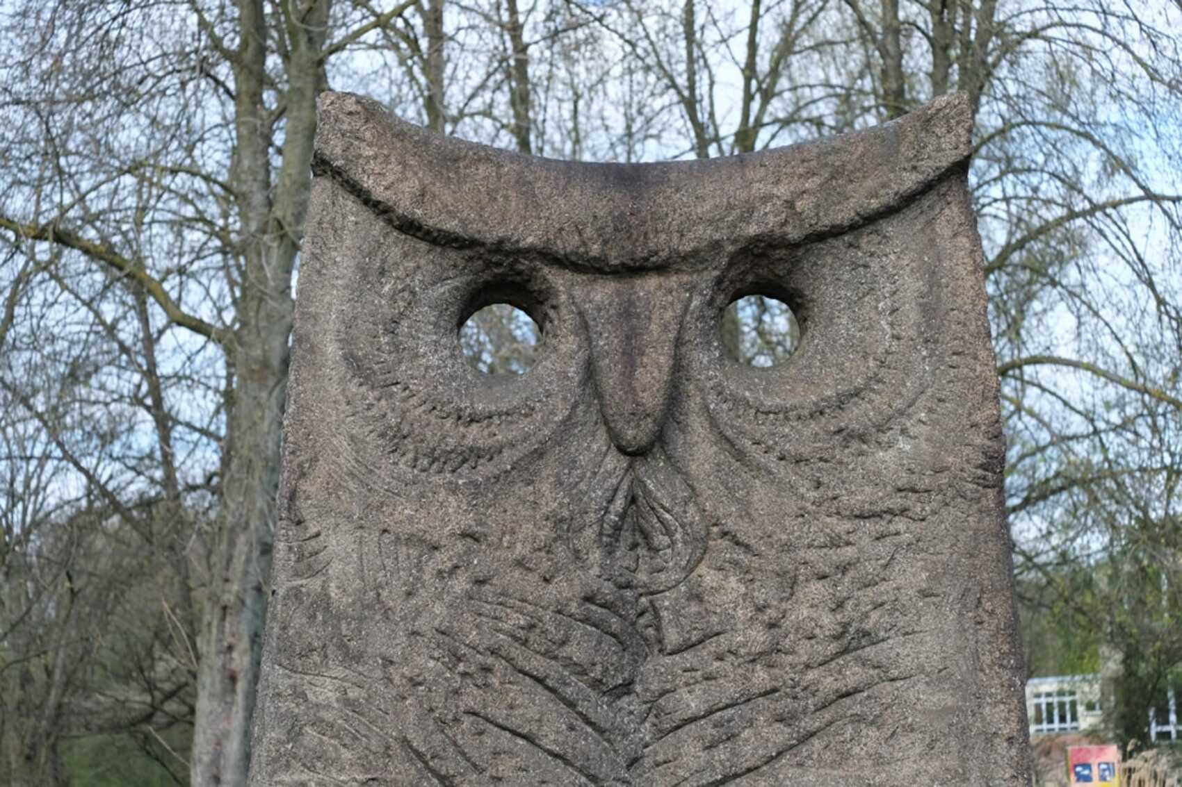 Skulptur eines Eulenkopfes 