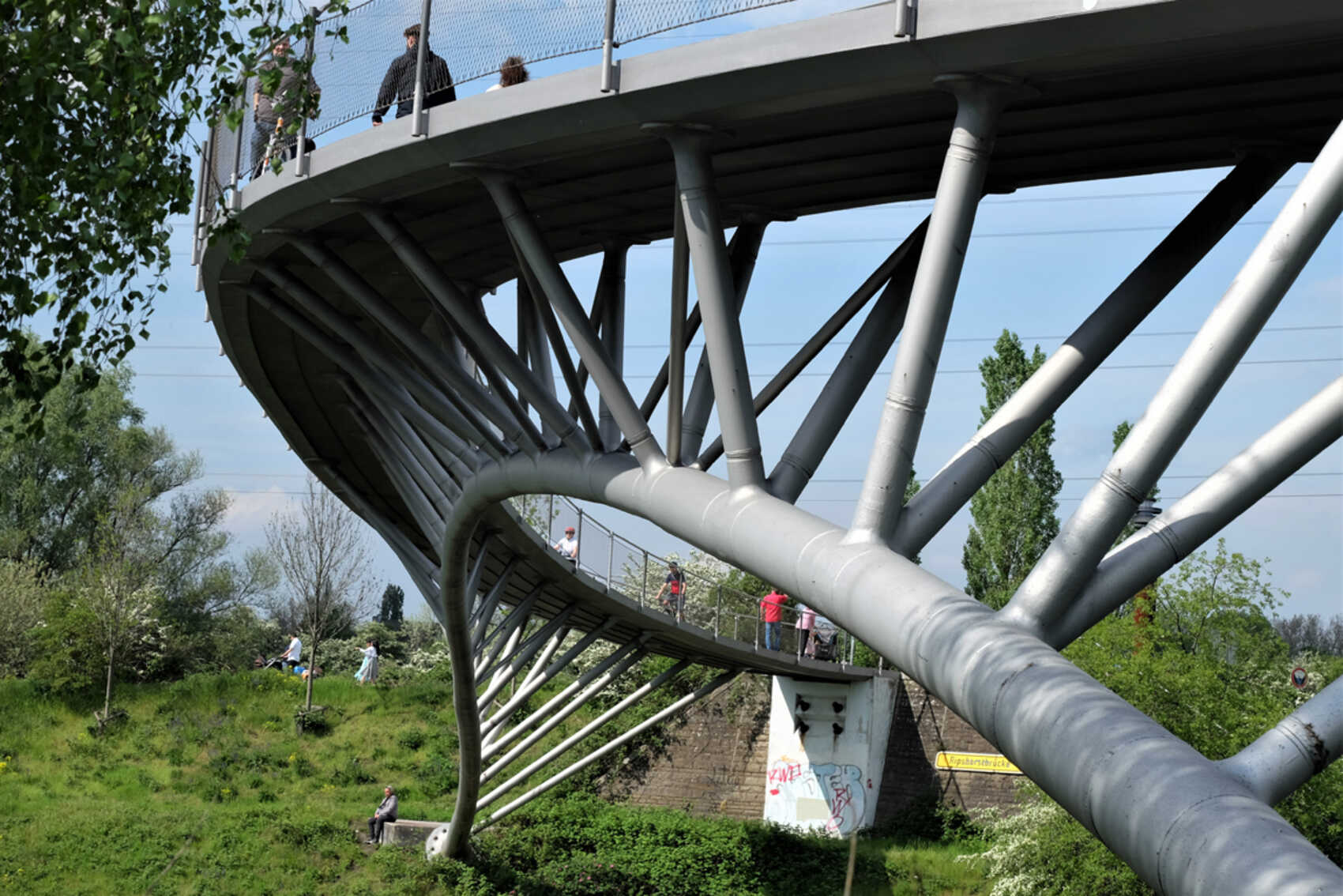 Stahlbogen mit Streben unter einer halbkreisförmig gebogenen Ripshorster Brücke 
