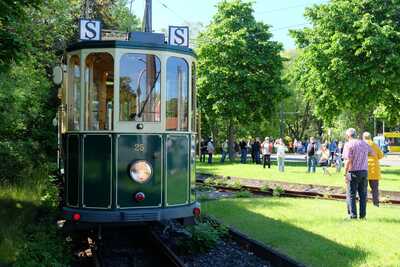 Railcar 25 from the front with photographers on the Landwehr sweeping track