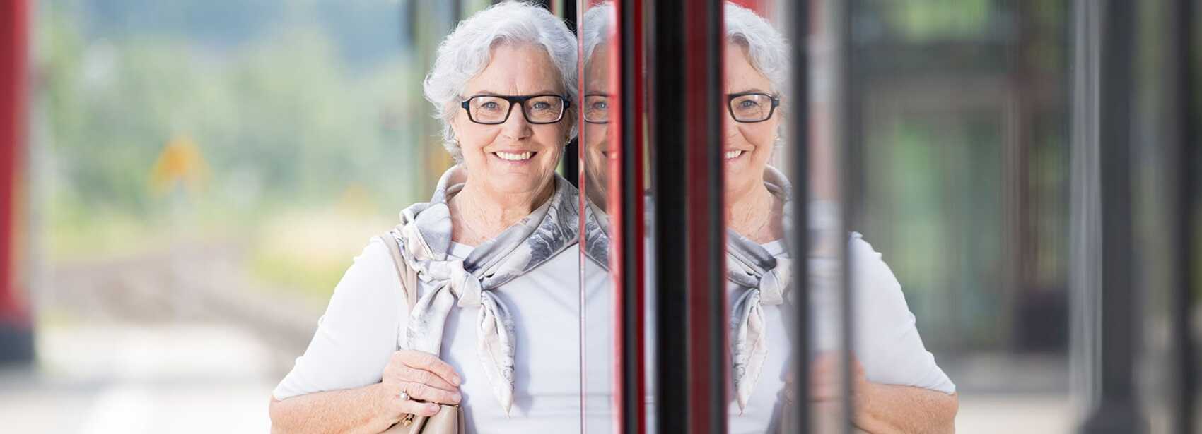 Laughing woman gets on the STOAG bus