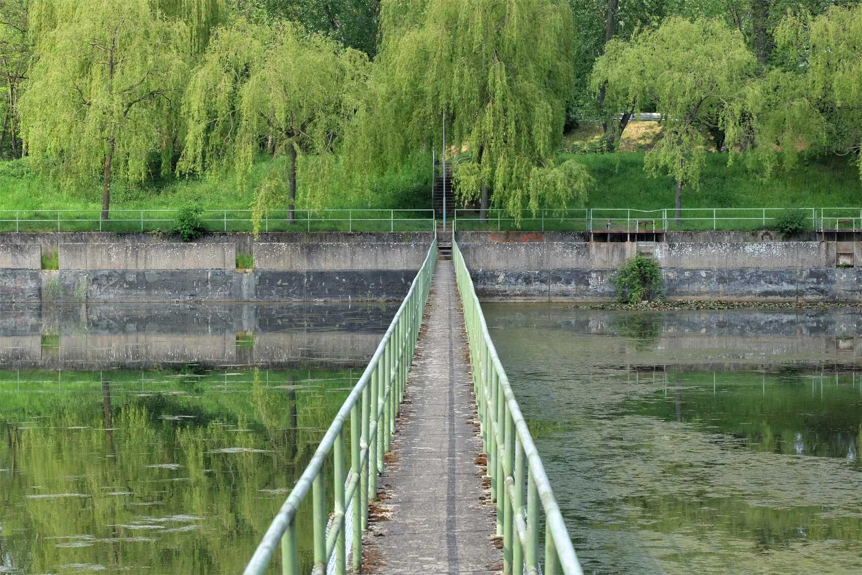 Steg zwischen zwei Klärbecken des alten Klärwerks Osterfeld