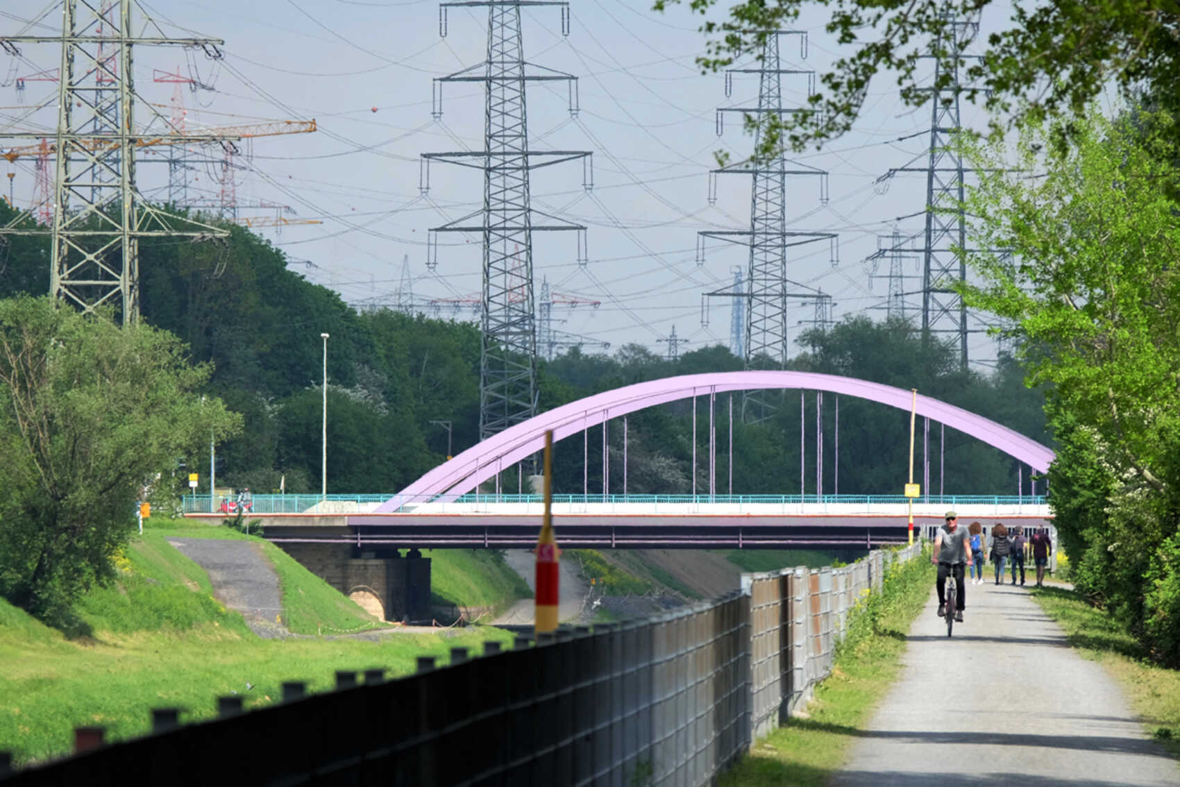 Rad- und Fußweg am Rhein-Herne-Kanal, im Hintergrund die Osterfelder Brücke und Hochspannungsmaste