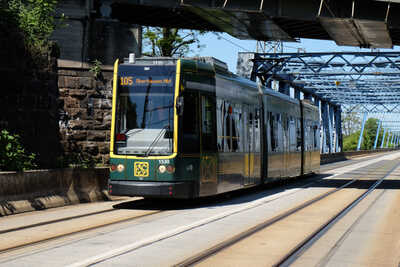 Triebwagen 1530 auf der ÖPNV-Trassse in Höhe der Blauen Brücke